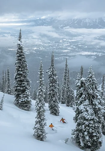 Dos esquiadores en Fernie Alpine Resort.