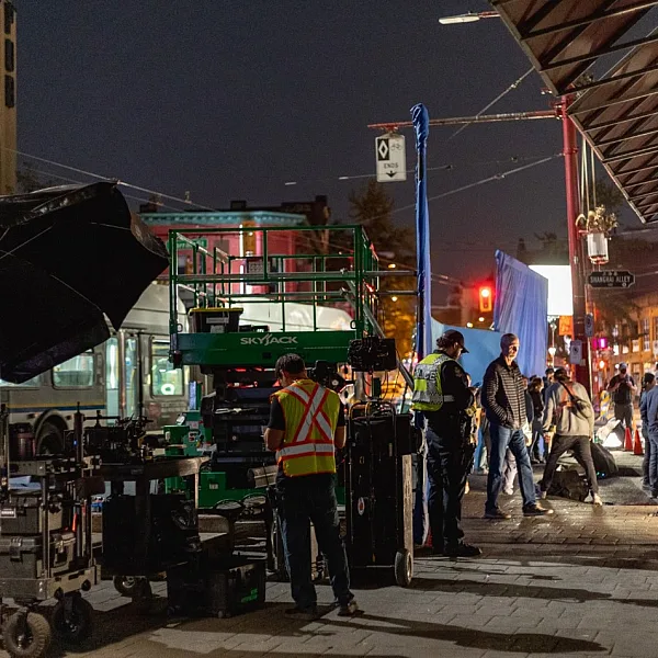 Gente trabajando en un set de filmación