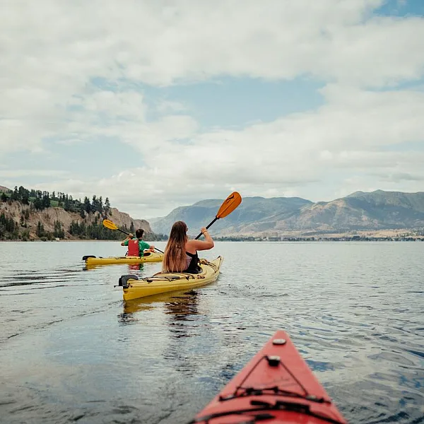 Paseos en kayak con Hoodoo Adventures por el lago Okanagan, en Penticton.