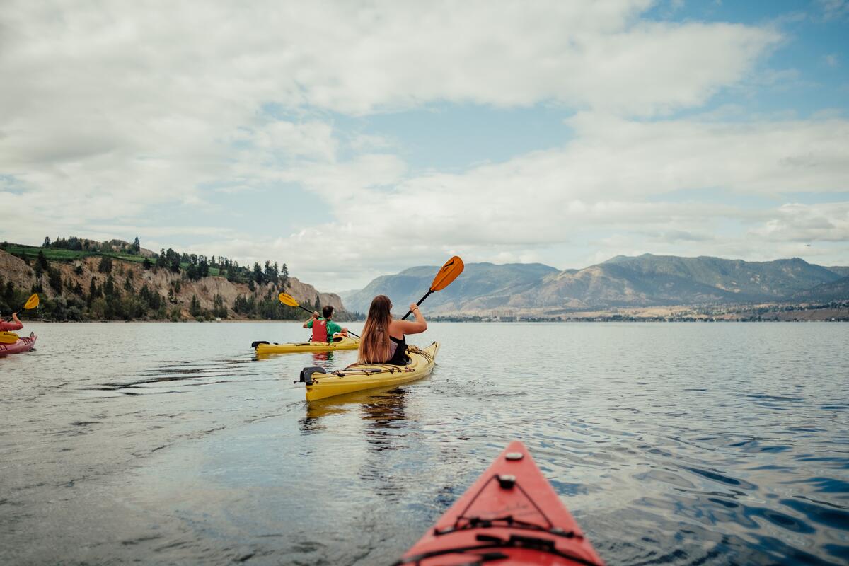 Kajakfahren mit Hoodoo Adventures auf dem Okanagan-See in Penticton.