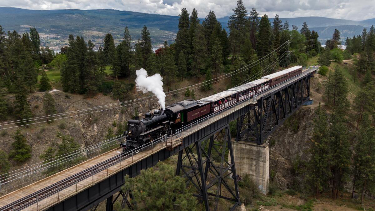 Die Kettle Valley Steam Railway in Summerland. Ein Zug fährt über die Trout Creek Trestle Bridge.