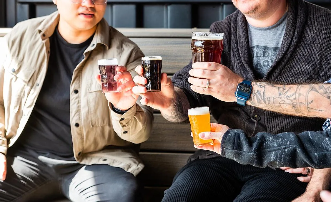 Un grupo de personas brindando con cerveza en una cervecería de Kelowna.