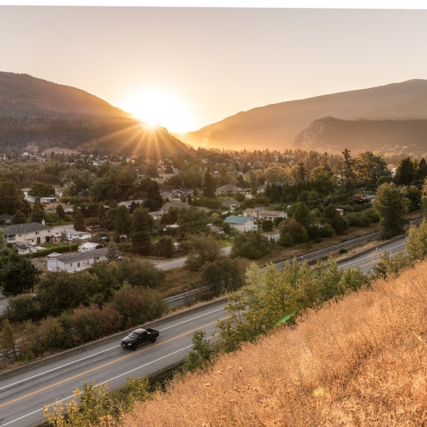 Recorriendo la Highway 3 en la ciudad de Castlegar.
