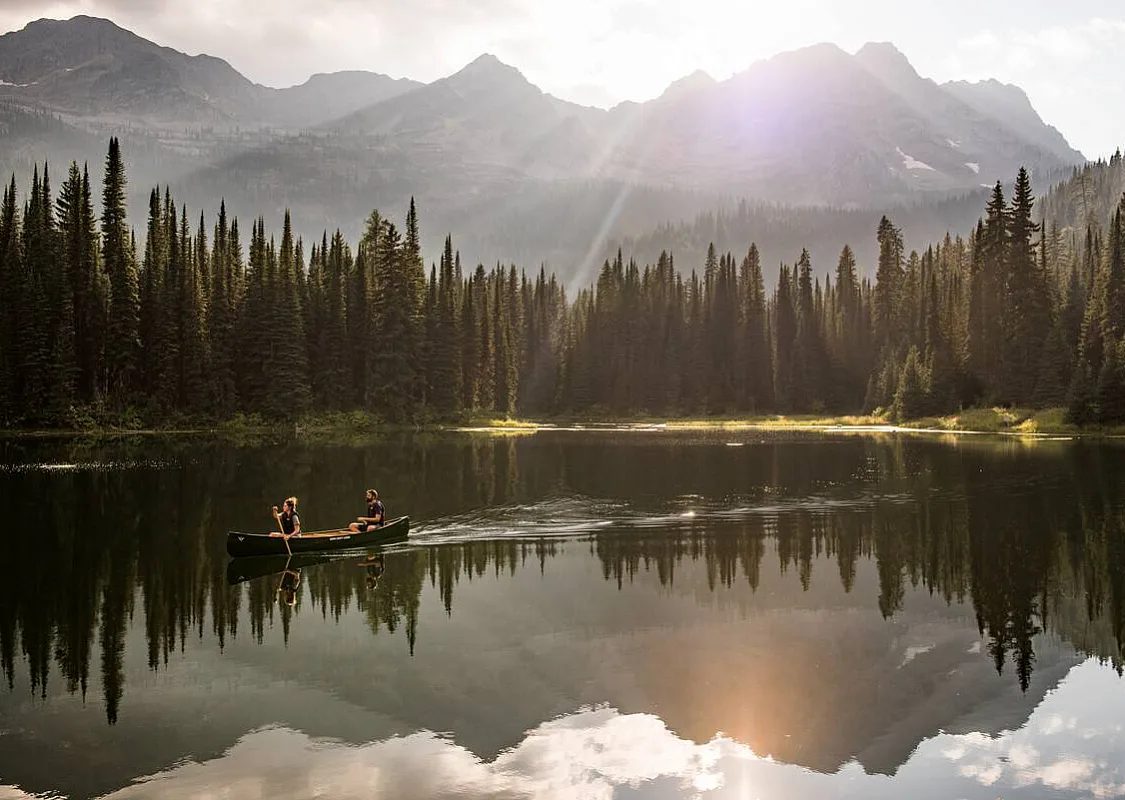 Una canoa en Island Lake en Island Lake Lodge cerca de Fernie, BC