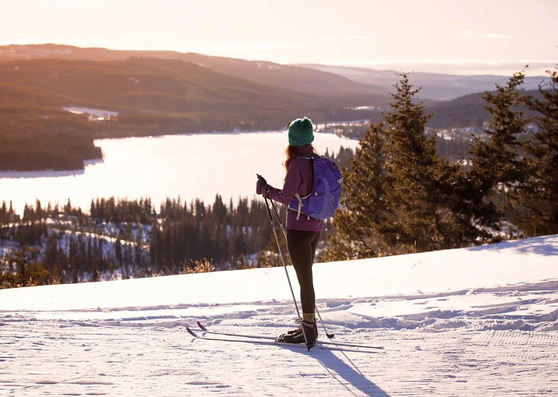 Eine Person fährt Langlauf am Stake Lake bei Kamloops, mit Blick auf den See | Tamra Jaeger