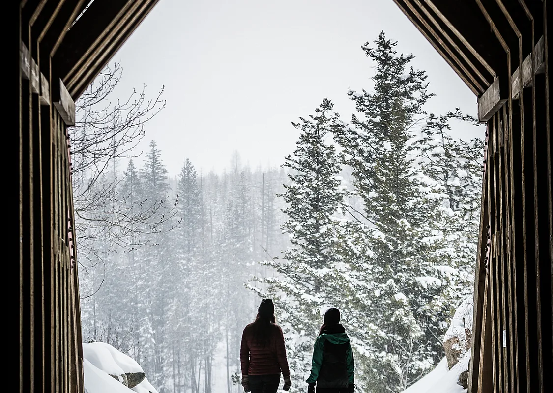 Paseos con raquetas de nieve por el Kettle Valley Rail Trail en Myra Canyon | Thompson Okanagan/Matthew Clark