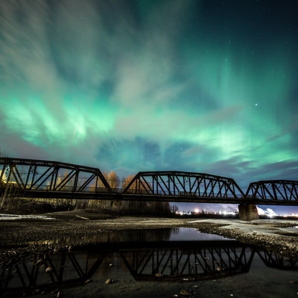Die Nordlichter sind über einer alten Eisenbahnbrücke in Prince George zu sehen.