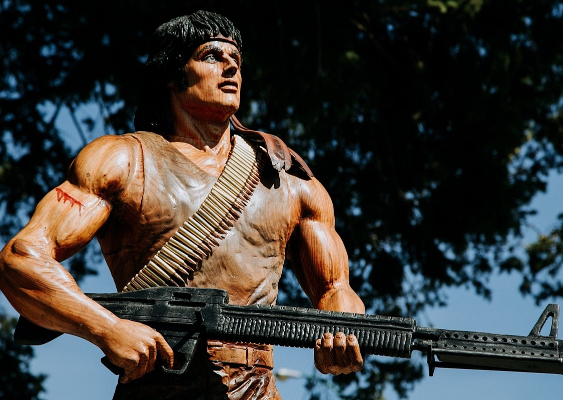 Die neue Rambo Holzskulptur in Hope