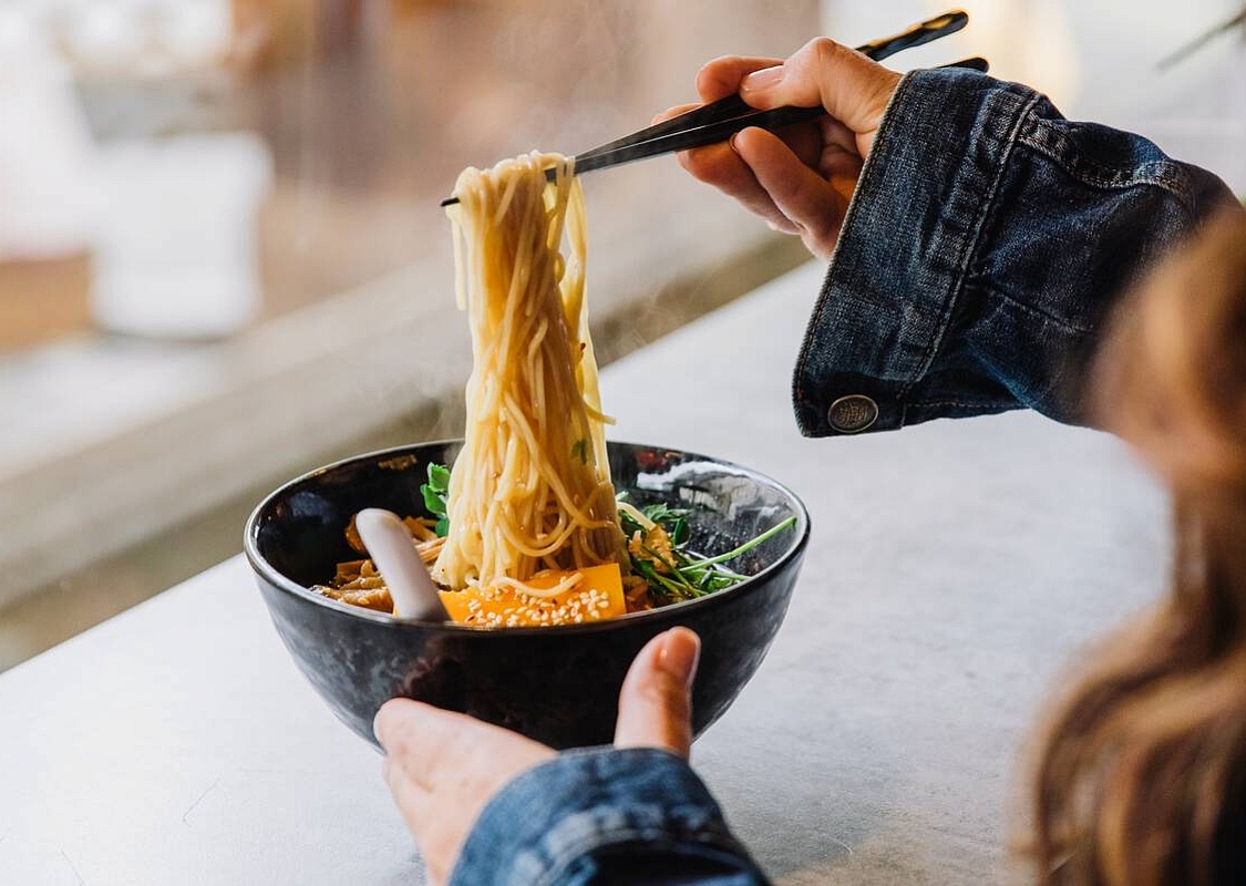 Tazón de ramen de Nikkei Ramen-Ya en el centro de Courtenay | Comox Valley/Jordan Dyck