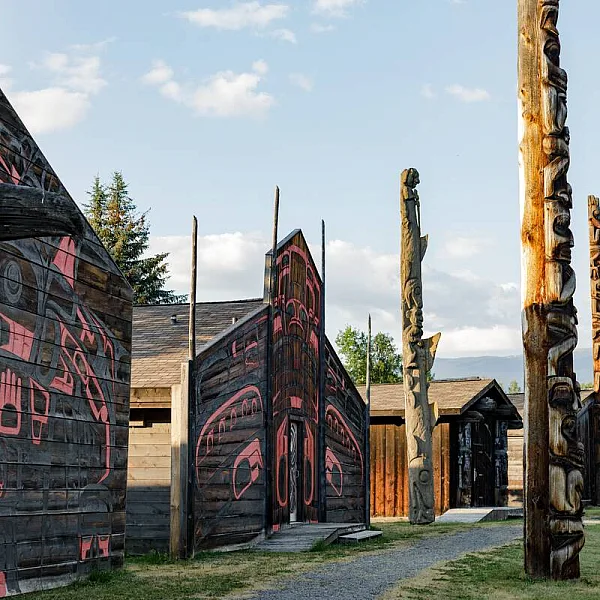 Totempfähle und Langhäuser im 'Ksan Village.