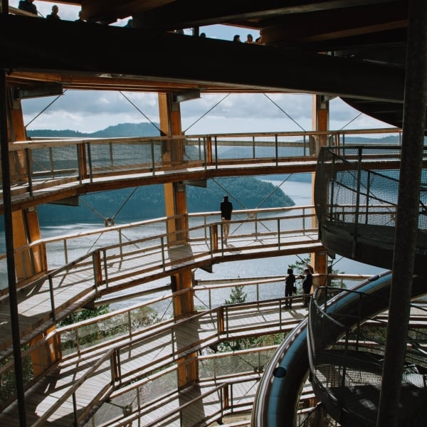 Una vista desde el interior de una enorme rampa en espiral que lleva a un mirador sobre el océano y las islas frente a la Isla de Vancouver.