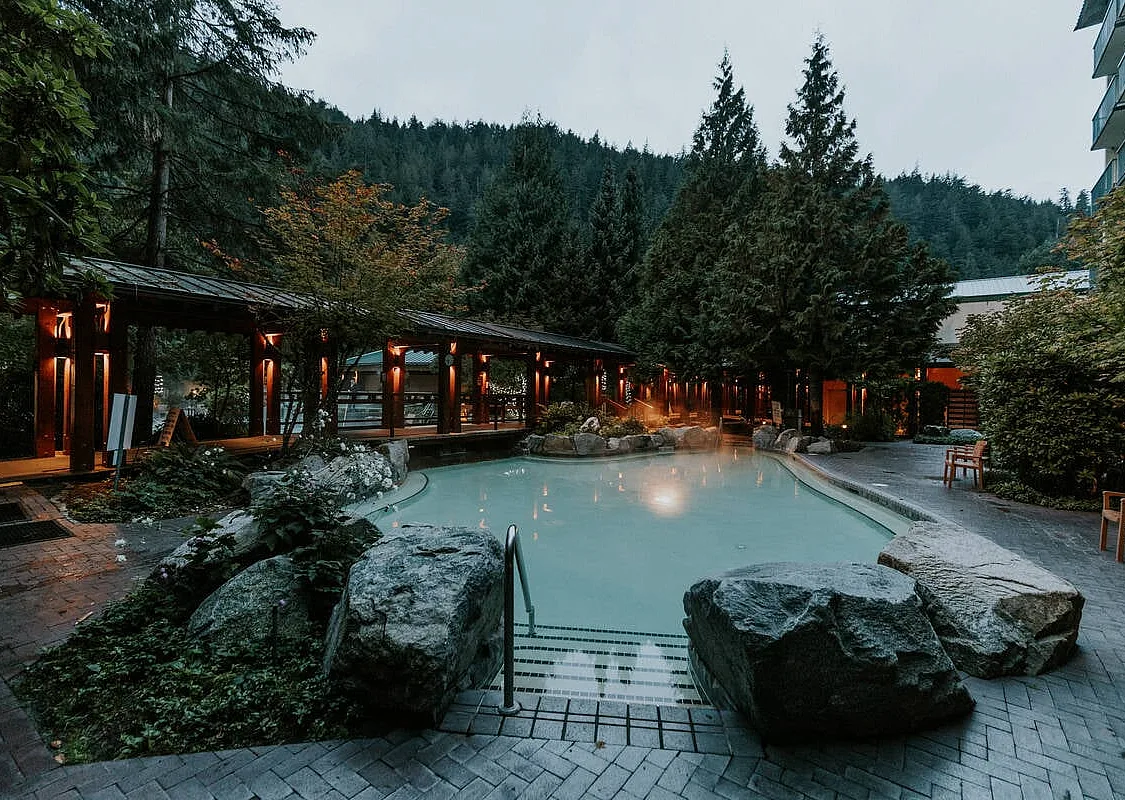The hot springs pool in the evening at Harrison Hot Springs Resort | Tourism Harrison River Valley/Andrew Beaumont