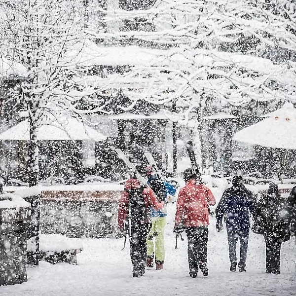 Esquiadores caminan por una calle nevada en Whistler.