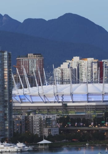 Blick auf Downtown Vancouver mit dem Stadion in der Mitte und den Bergen im Hintergrund
