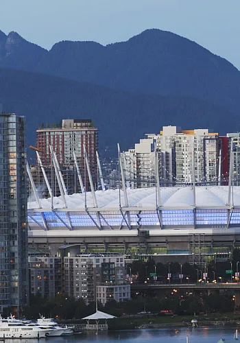 Blick auf Downtown Vancouver mit dem Stadion in der Mitte und den Bergen im Hintergrund