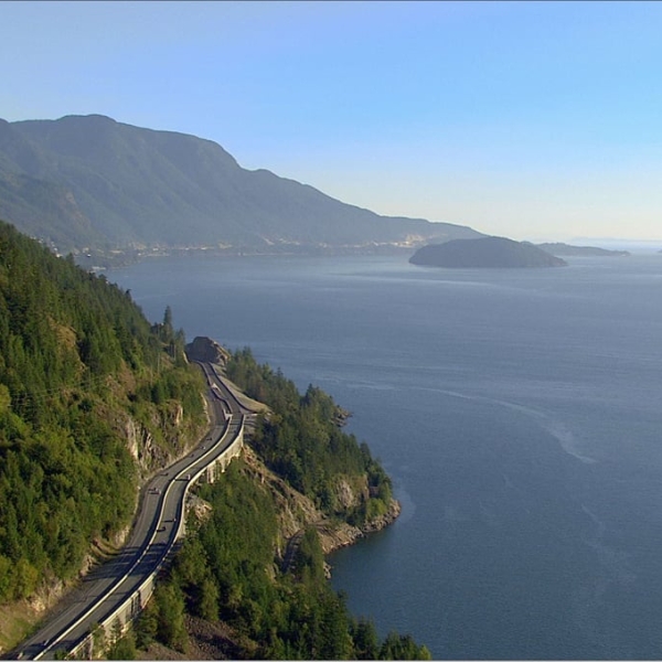 Luftaufnahme des Sea to Sky Highway und Ausblicke über den Howe Sound
