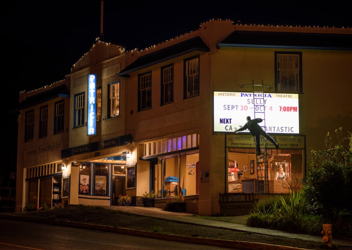 Nachts vor dem Patricia Theatre in Powell River