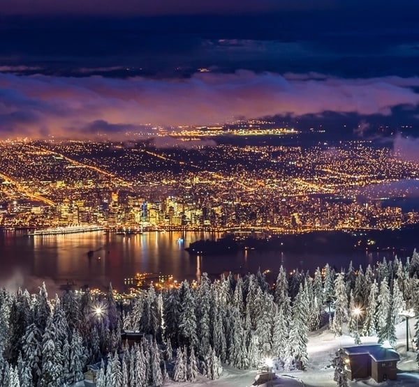 Vistas nocturnas de Vancouver en invierno desde Grouse Mountain