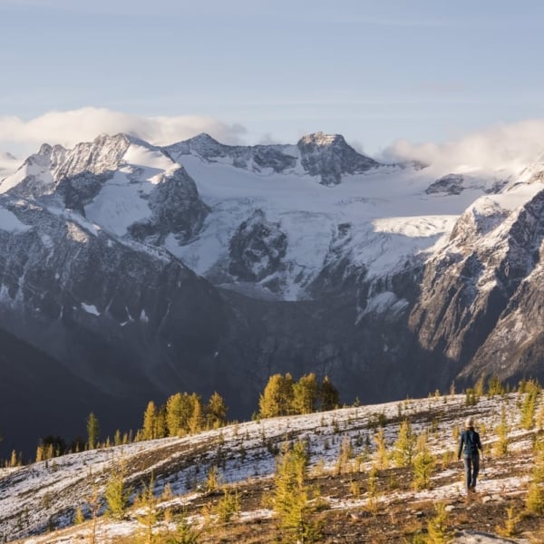 Un senderista en una cresta sobre el sendero Monica Meadows en las Purcell Mountains, cerca de Meadow Creek, BC.