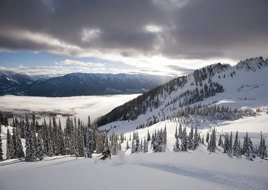 Una persona esquía por nieve profunda en Fernie Alpine Resort.