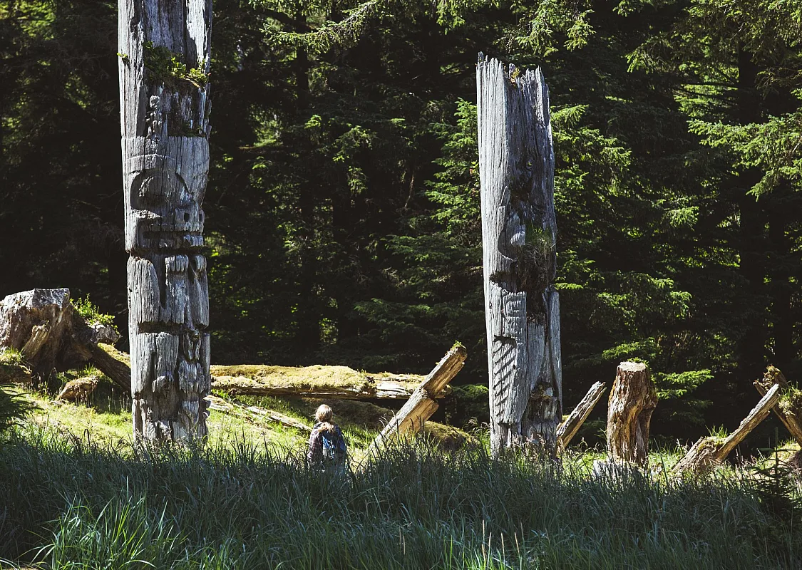 Tótems en SGang Gwaay Llanagaay, la Reserva del Parque Nacional Gwaii Haanas y el Sitio del Patrimonio Haida, Haida Gwaii
