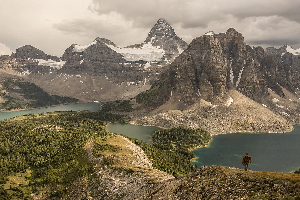 Un excursionista en la ruta hacia Nublet y Nub Peak, con vistas al lago Magog, al lago Sunburst, al lago Cerulean y al monte Assiniboine | Kari Medig