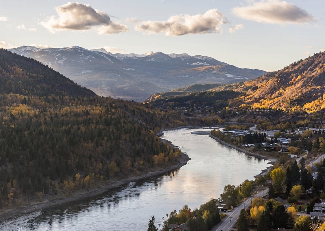 Der Columbia River schlängelt sich durch die Berge, während die Sonne untergeht.