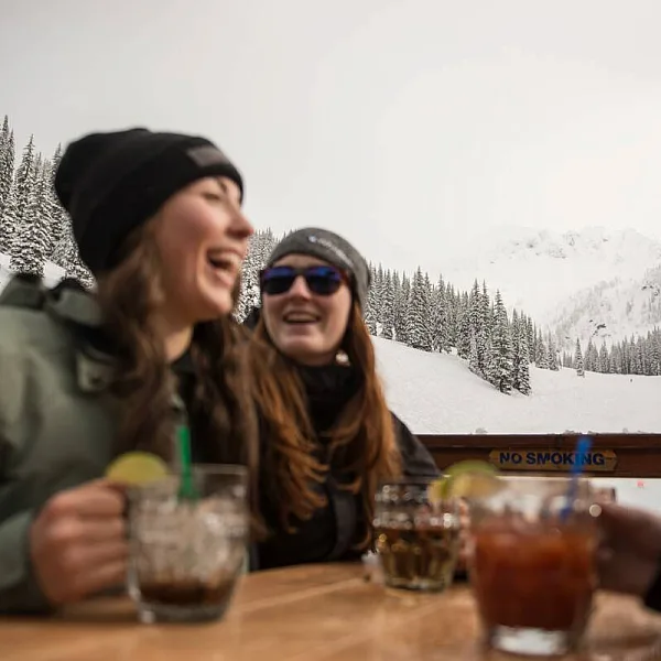 Bebidas après-ski en un patio al aire libre en Whitewater Ski Resort.