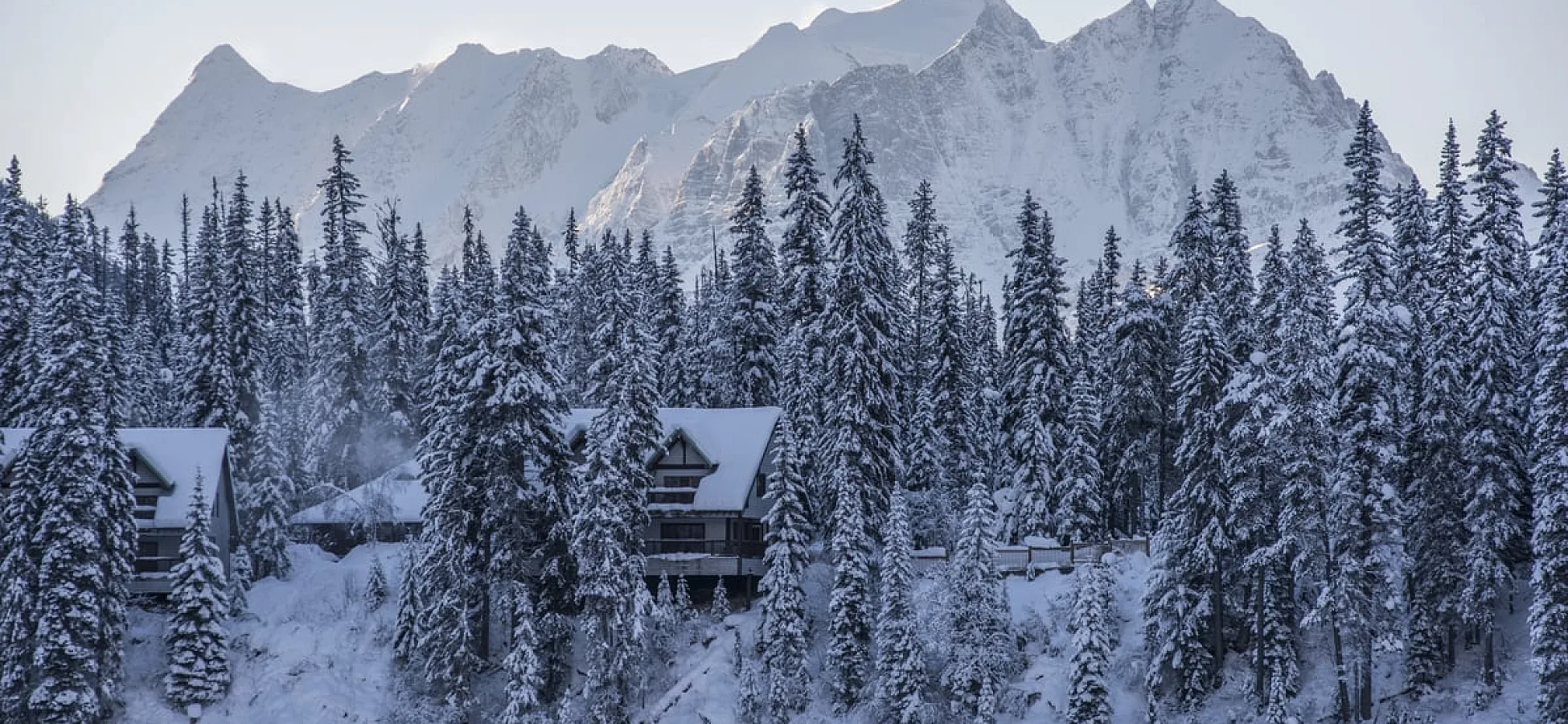 Ein*e Schneeschuhwanderer*in überquert den Emerald Lake in Richtung Emerald Lake Lodge im Yoho National Park | Keri Medig.