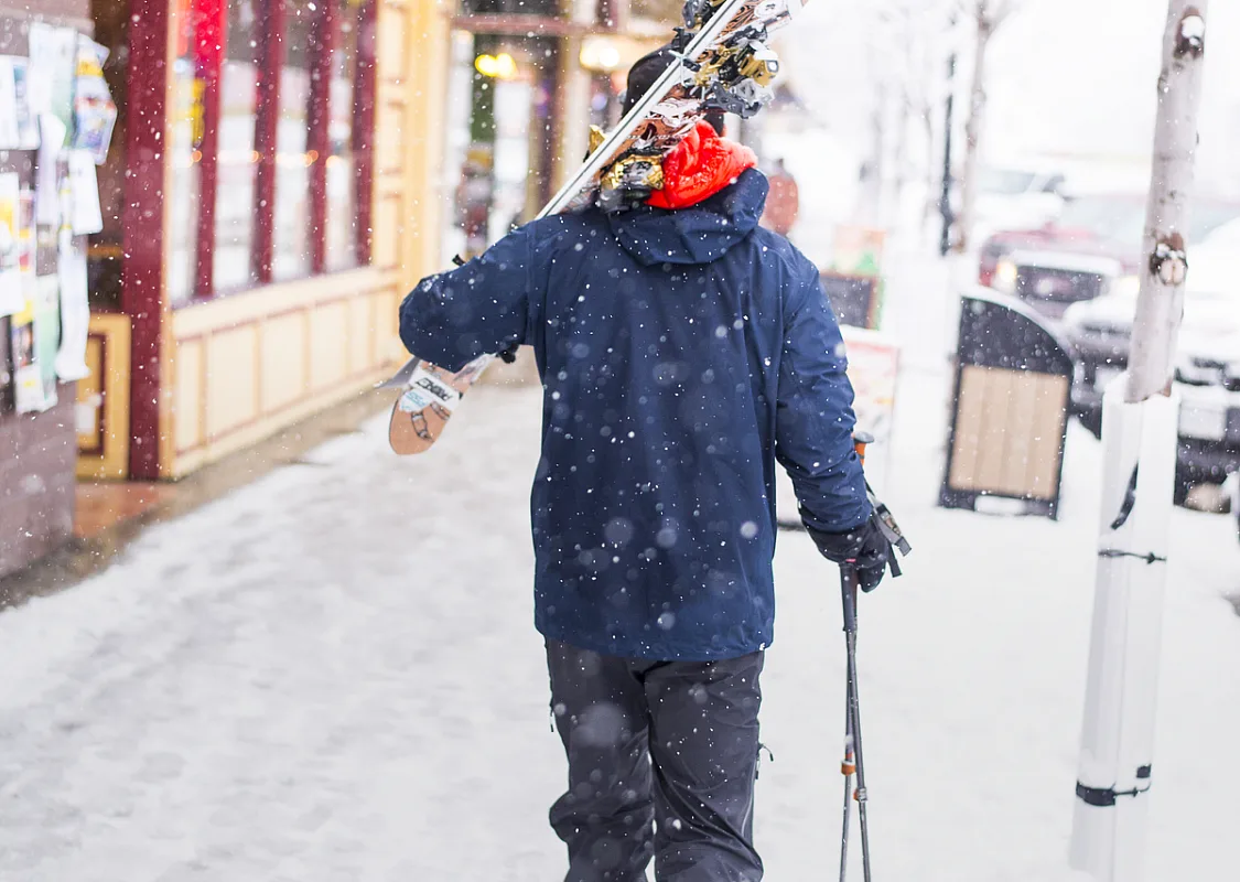 Un esquiador caminando en el centro de Rossland | Steve Ogle