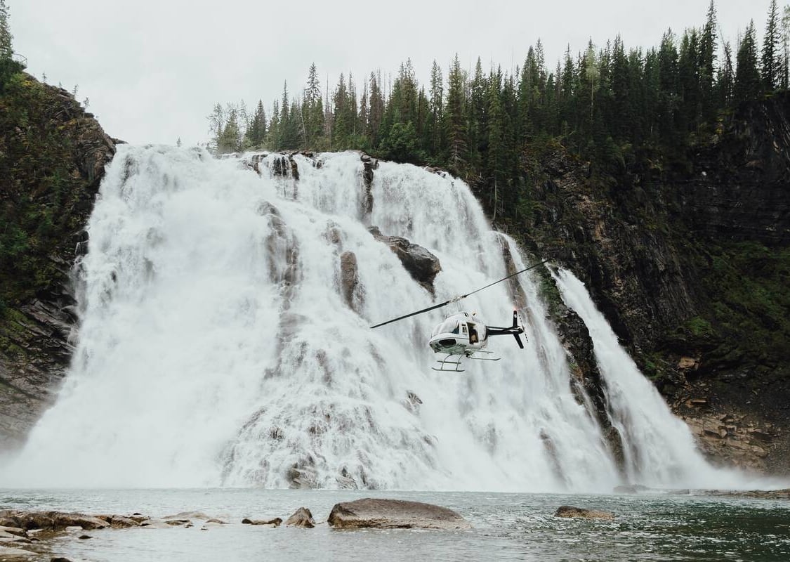 Un helicóptero vuela bajo junto a las espectaculares cataratas Kinuseo de 70 metros de altura.
