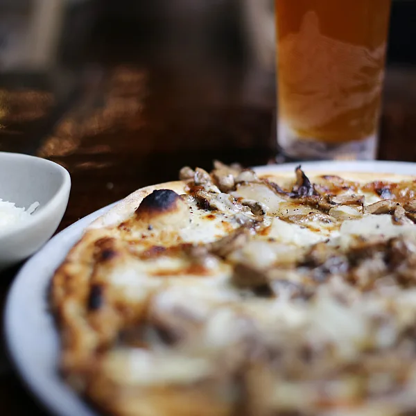 Nahaufnahme einer Pizza auf einem Tisch