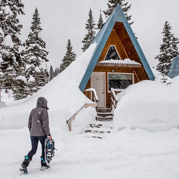 Schneeschuhwandern im Powder King Mountain Resort. Northern BC Tourism/Andrew Strain
