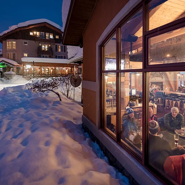 Un grupo disfruta de una comida después de esquiar en el pueblo del Sun Peaks Resort | Reuben Krabbe.