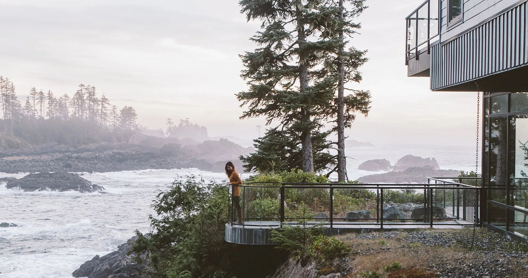 Eine Person steht auf dem Deck des Black Rock Oceanfront Resort in Ucluelet