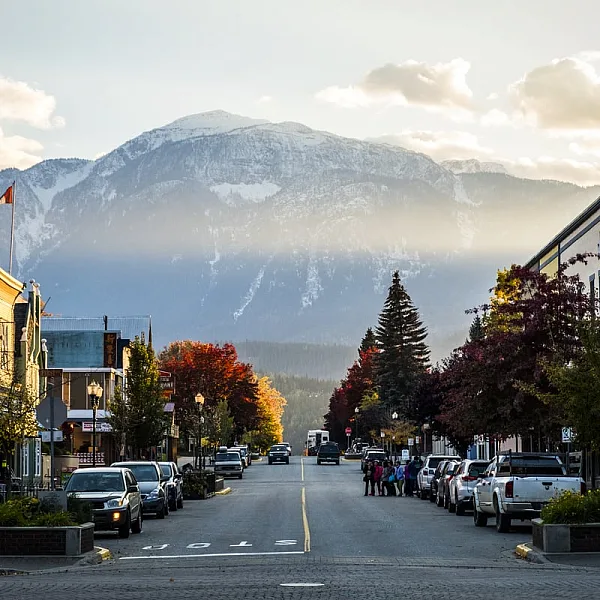 Stadtzentrum von Revelstoke im Herbst mit Blick auf die Berge