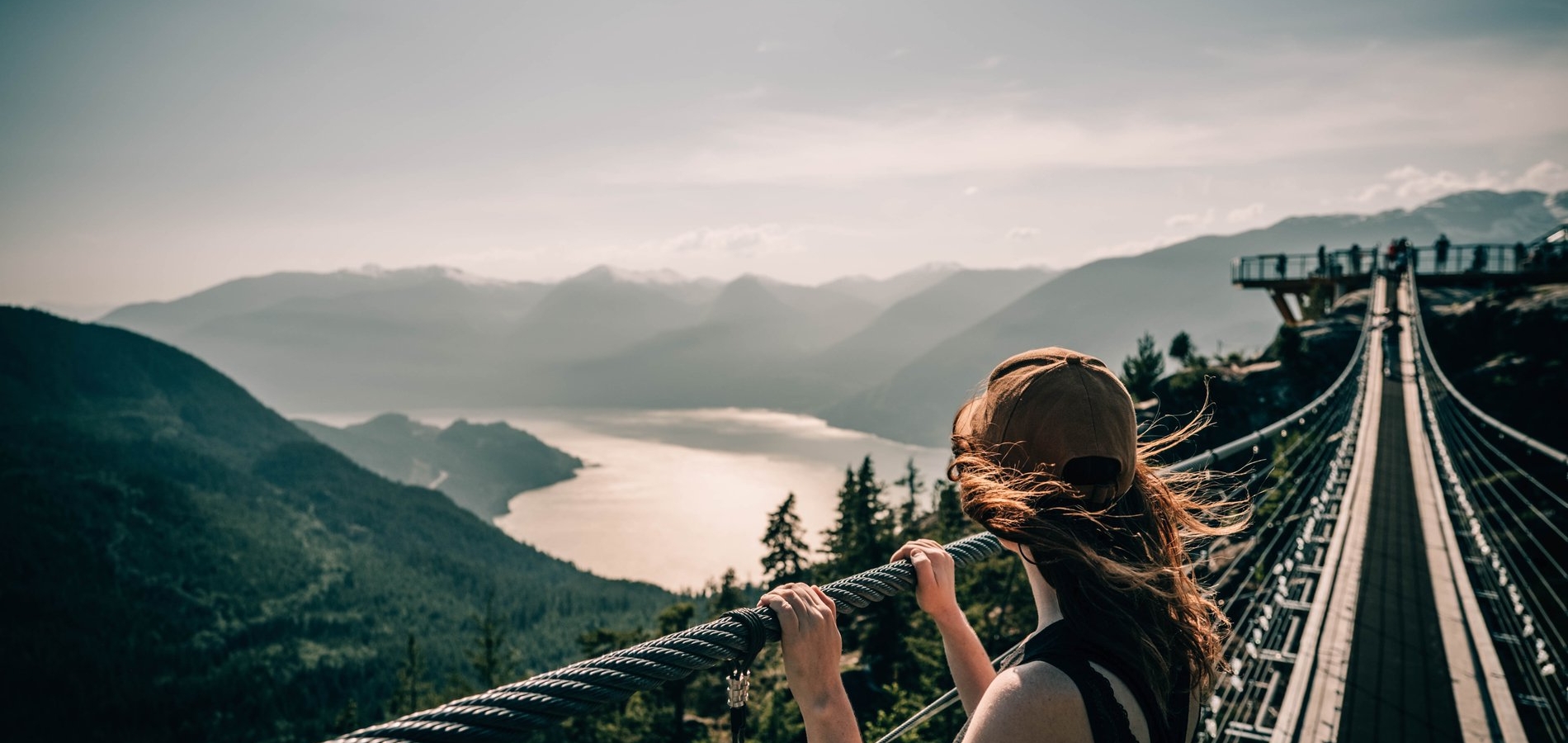 Person, die den Howe Sound von der Sky Pilot Suspension Bridge an der Sea to Sky Gondola in Squamish betrachtet.