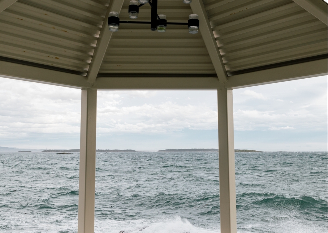 An ocean front viewing deck from the Oak Bay Beach hotel. The waves crash in front.