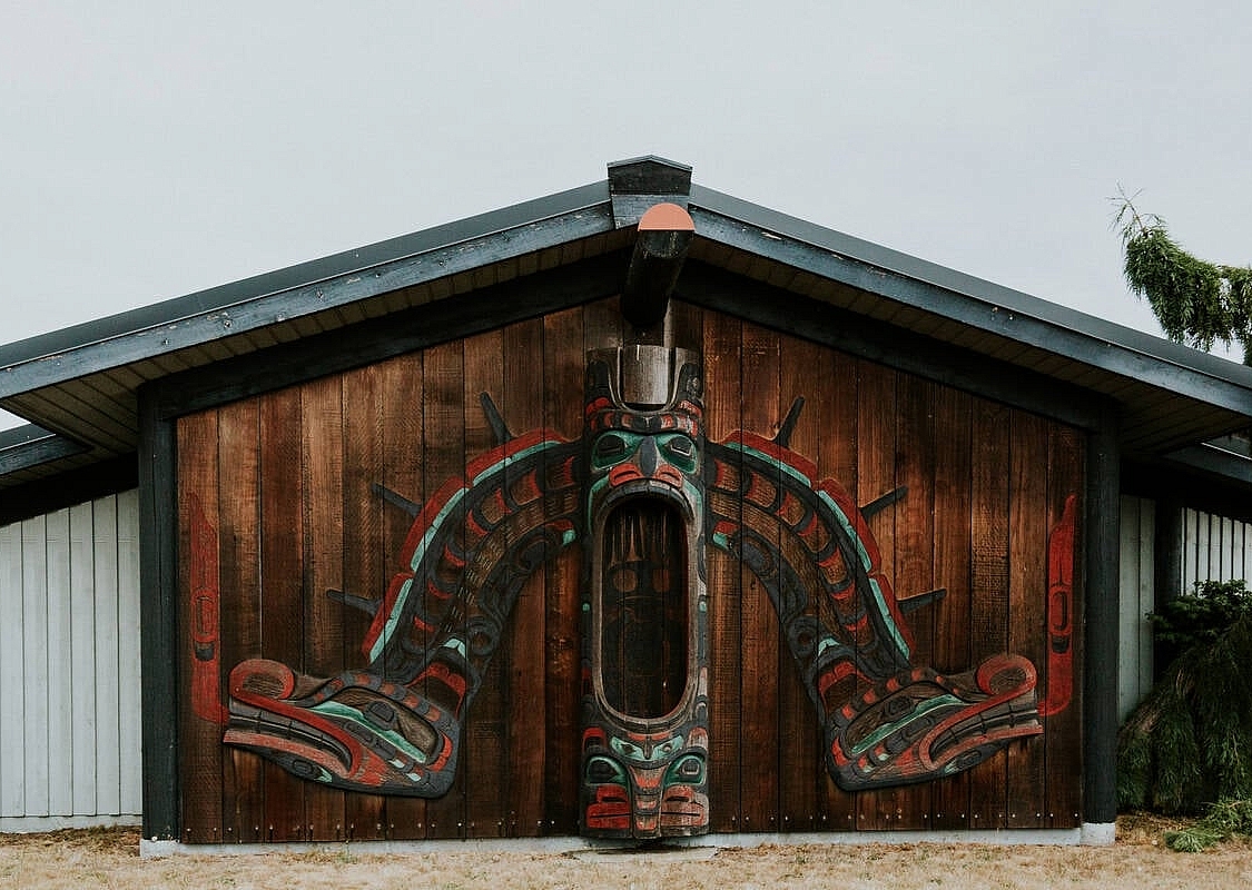 Vista del diseño que se ve desde la carretera de I-Hos Gallery | Indigenous Tourism BC/Kimberley Kufaas