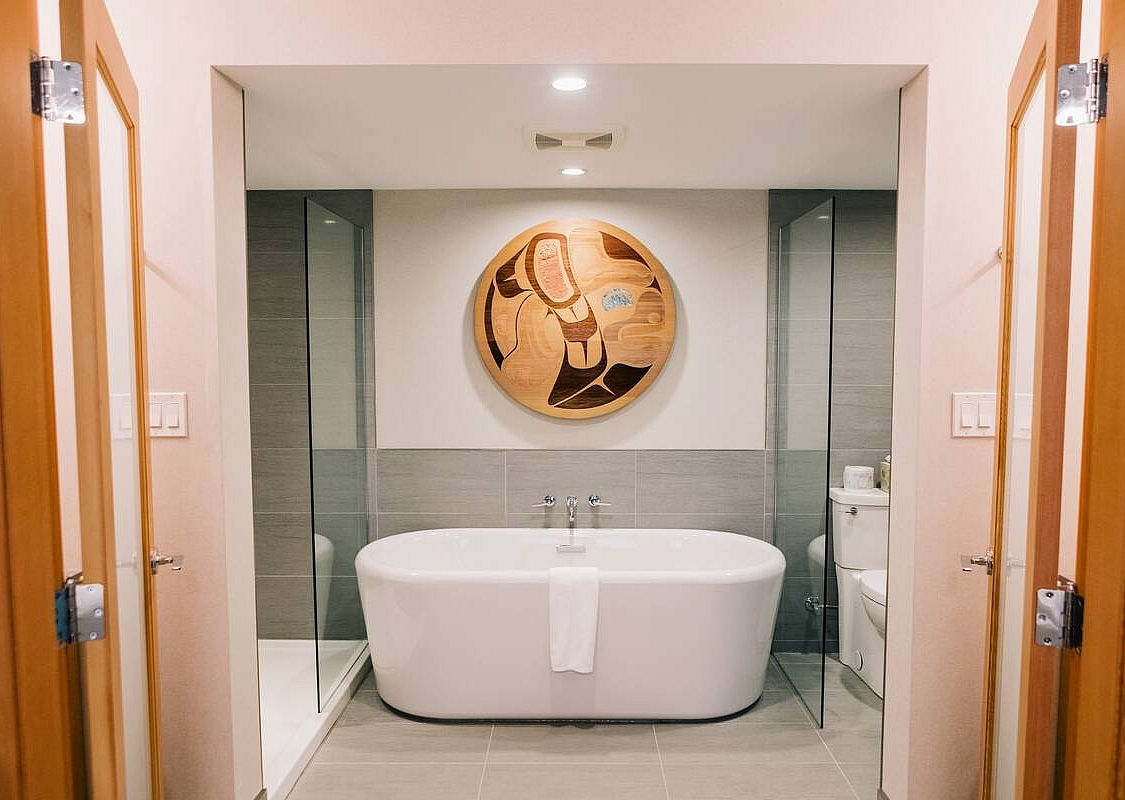 Bañera de lujo en el baño de una suite en el Kwa'lilas Hotel en Port Hardy | Tourism Vancouver Island/Jordan Dyck