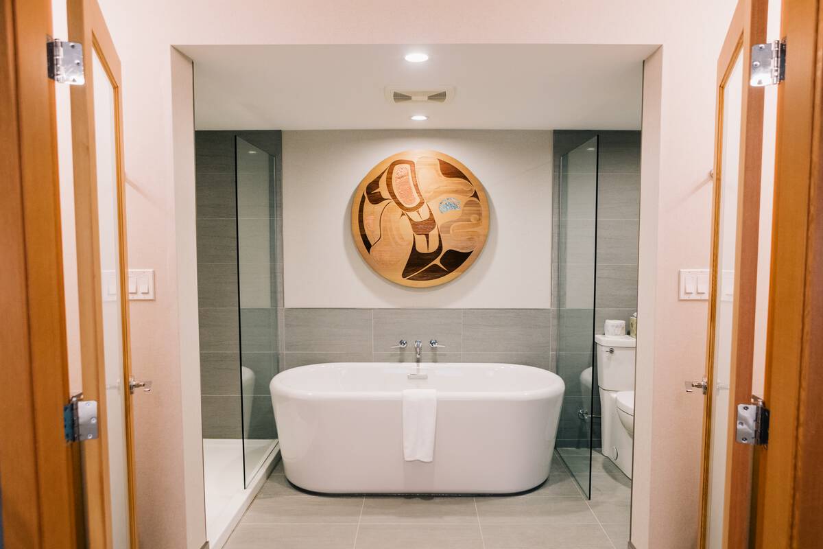 Upscale tub in the bathroom of a suite at the Kwa'lilas Hotel in Port Hardy | Tourism Vancouver Island/Jordan Dyck