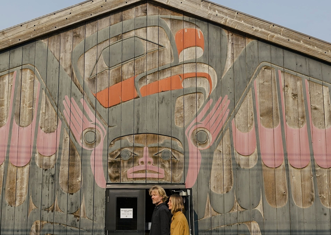 Dos personas visitando la Roy Henry Vickers Gallery en Tofino.