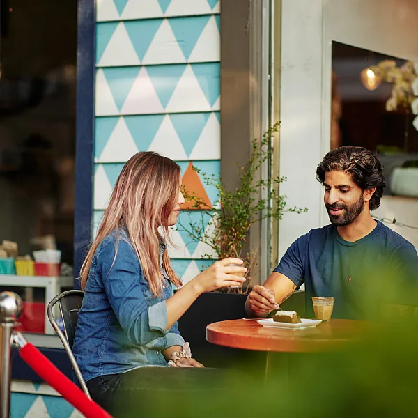 Zwei Leute essen in einem Café.