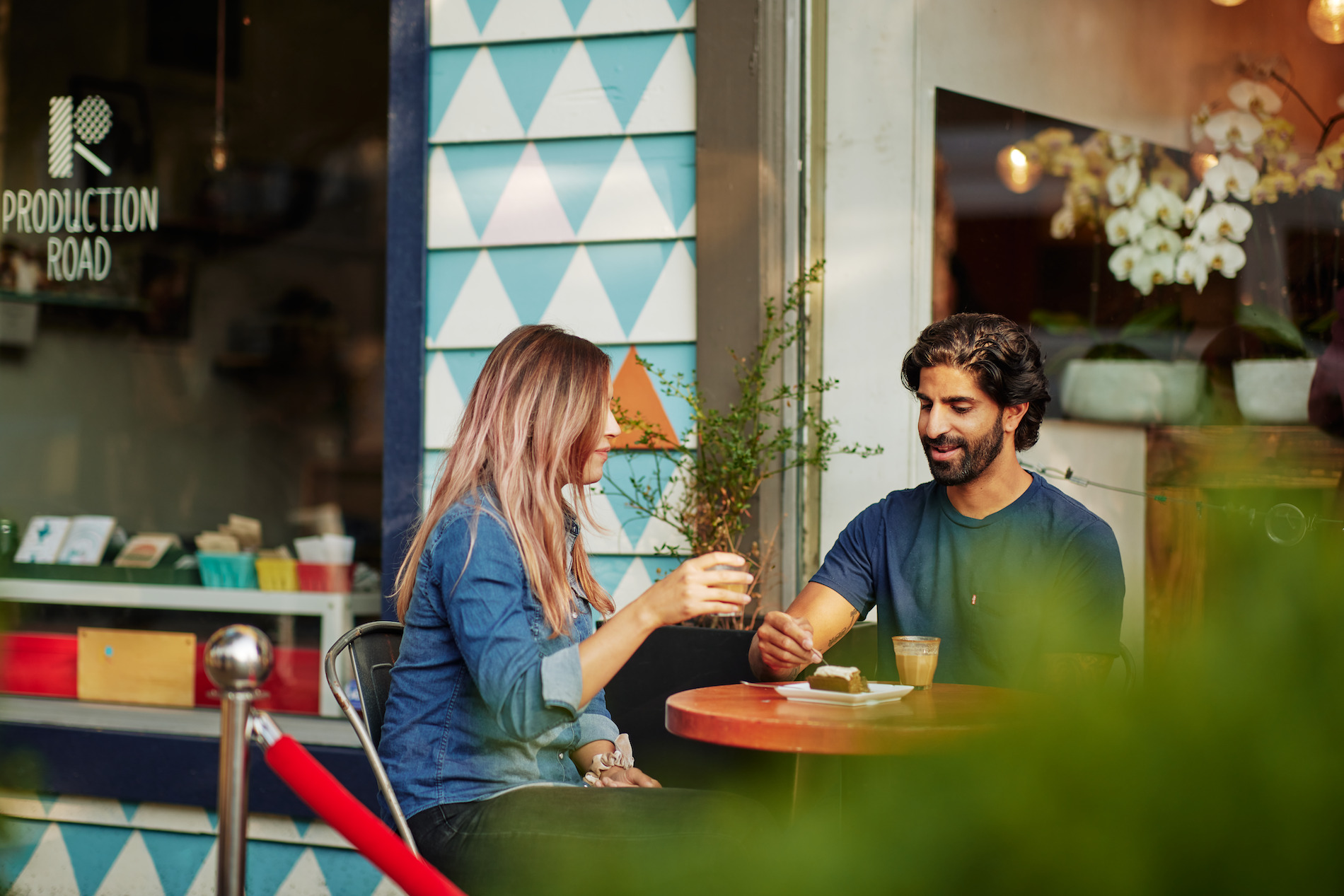 Two people eating in a cafe