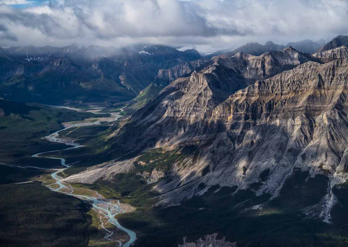 Der Racing River durchschneidet die zerklüfteten Muskwa Ranges der Northern Rocky Mountains, British Columbia.