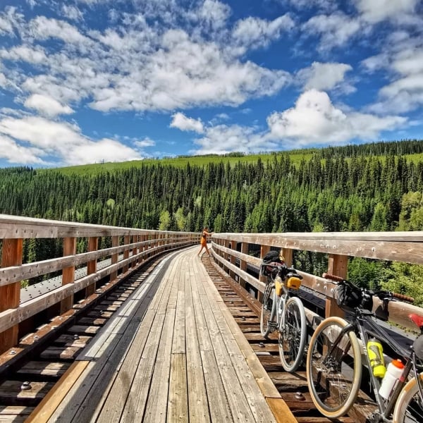 Ein Abschnitt des Kettle Rail Trail. Zwei Fahrräder lehnen an den Geländern.