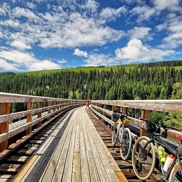 Una sección del Kettle rail trail. Hay dos bicicletas apoyadas en las barandillas.