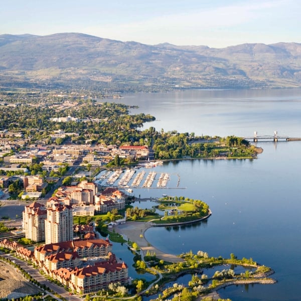 Luftaufnahme des Delta Grand Okanagan Resort am See.