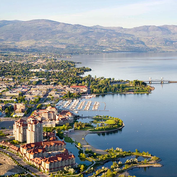 Vista aérea de Delta Grand Okanagan Resort en el lago.