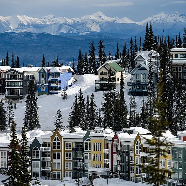 SilverStar Mountain Resort con las montañas Monashee a la distancia